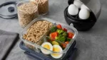 Protein-Lunchbox mit Eierkocher-Eiern, Quinoa und Gemuese