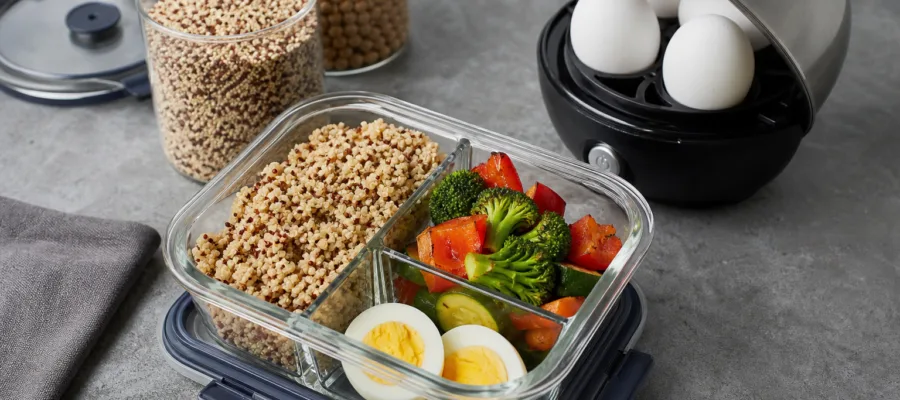 Protein-Lunchbox mit Eierkocher-Eiern, Quinoa und Gemuese